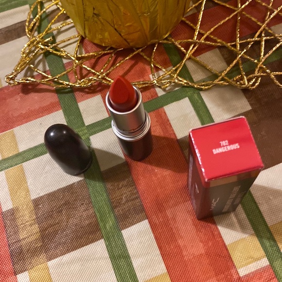 NWT MAC Retro Matte Lipstick Dangerous 702 - Picture 3 of 3